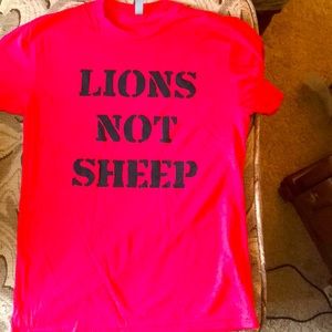 Women’s S tee shirt.